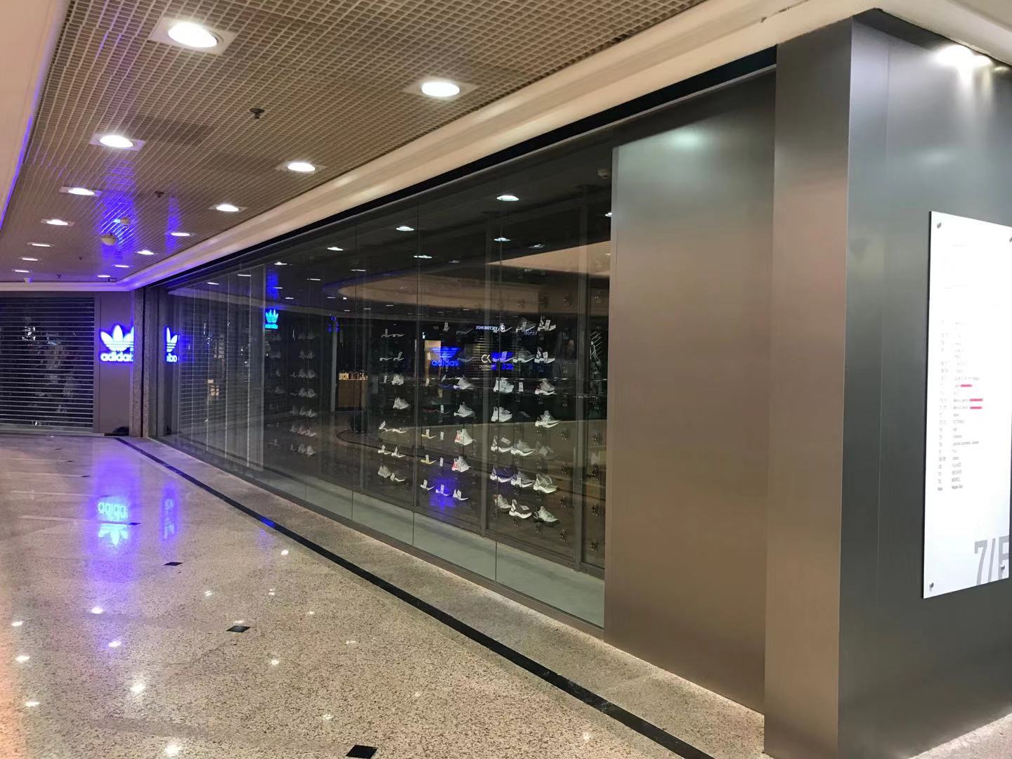 香港阿迪達(dá)斯門(mén)店